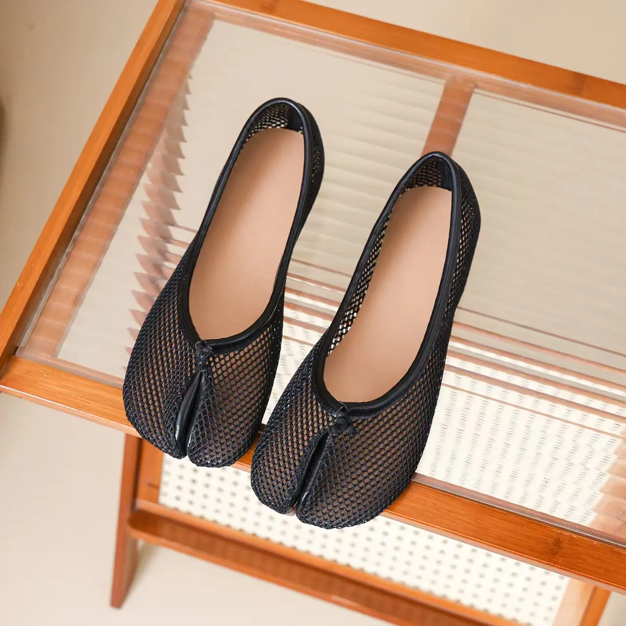 Soft, youthful summer women’s flats with a round toe, openwork mesh, low cut, breathable mesh upper, soft leather trim, minimalist low-cut design, available in black and white; versatile for various summer outfits—lightweight, non-slip soft sole that won’