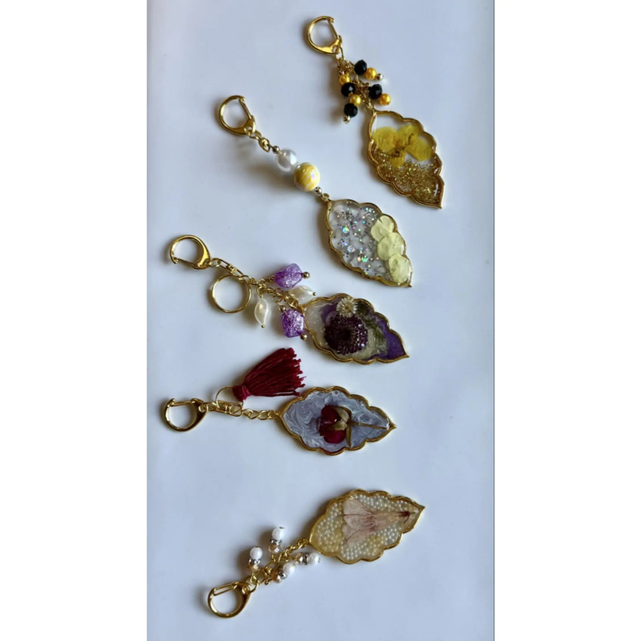 Floral Elegant Leaf Keychains with Dried Flowers, Gold-Tone Resin Beads & Colorful Accents - Unisex Gift-Ready Fashion Accessory for Personal Use