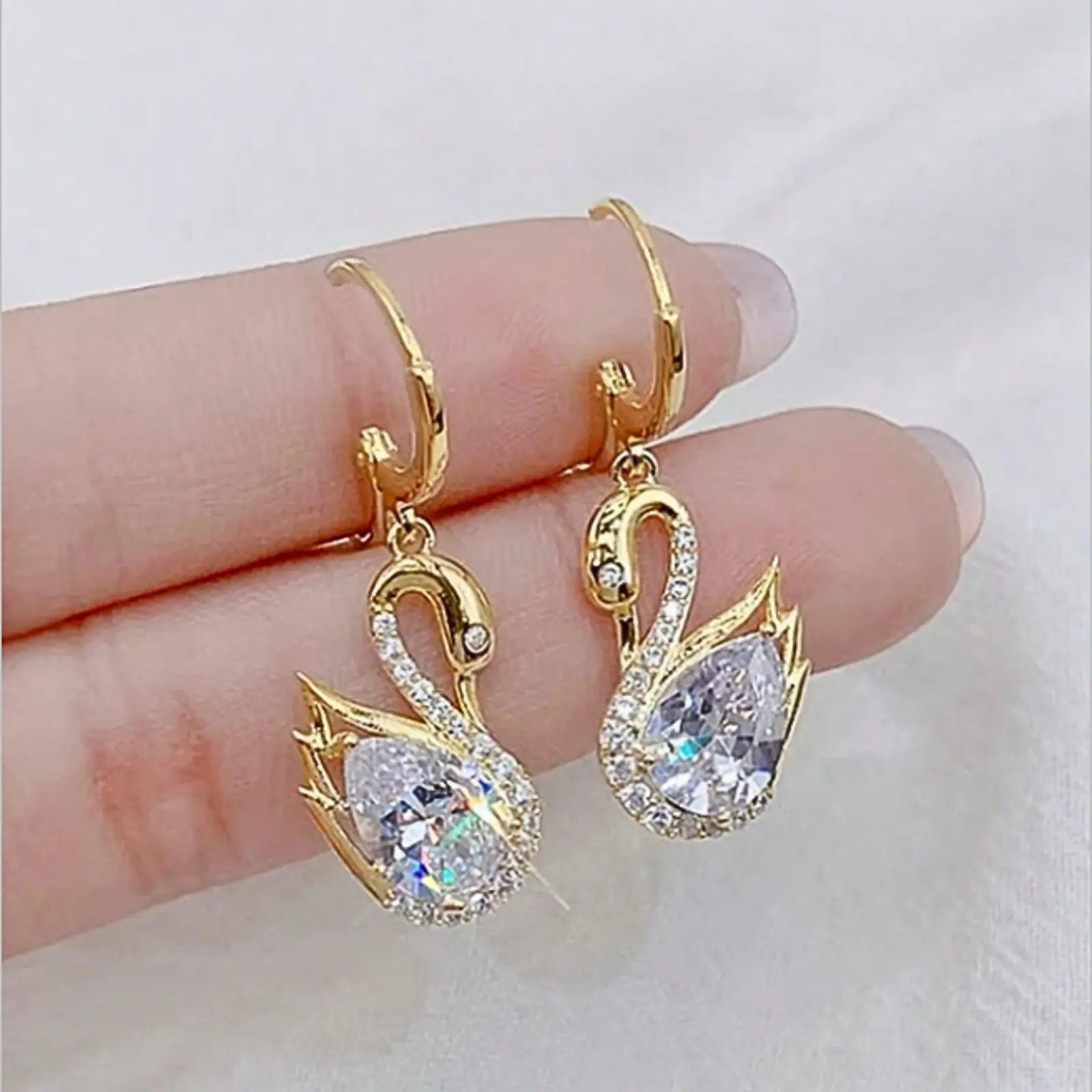 Long dangle earrings with swan-shaped gemstones – An elegant and striking piece of jewelry suitable for both everyday wear and parties.