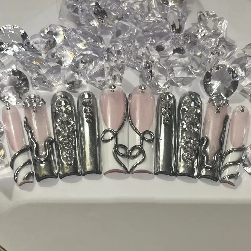 3D Chrome & White Frenchie Quality Press-on Nail Art set. Quality customized press on nails, High Gloss, Gel Polish, Long-lasting and easy to apply. Includes: 10 nails, application kit & instruction guide.