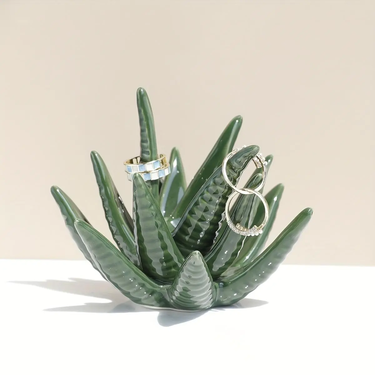 1pc of Green Aloe Vera Ceramic Jewelry Display Stand for Rings, Earrings, And Necklaces, Along with a Storage Tray. This Creative Home Decor Item Features a Glossy Surface And a Unique Succulent Design, Perfect for Organizing Stylish Earrings And Ri