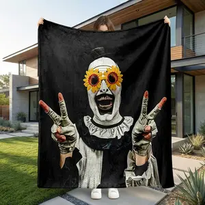 1pc Horror Movie Theme Art the Clown Flannel Figure Print Blanket Iconic White Face Paint with Sunflower Decorative Glasses Black Ruffled Collar Character Close-up Pattern Black Background Design Sofa/Bedroom/Offic Machine Washable Blanket