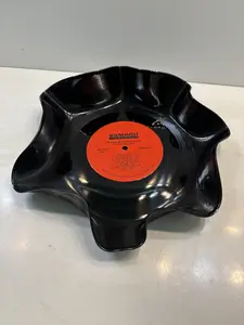 Upcycled Vinyl Record Bowl – Retro Home Decor, Music Lover Gift, Eco-Friendly Snack & Trinket Dish, Handmade from Authentic Vintage Records, Unique Centerpiece