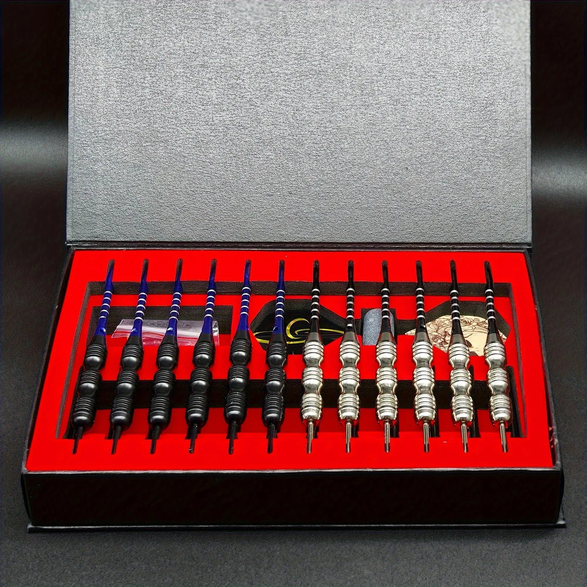 A professional darts set, including dart shafts, iron dart tips, and PET darts, comes with a gift box. Suitable for training and competition, it makes a great Christmas and Thanksgiving gift for friends and family.