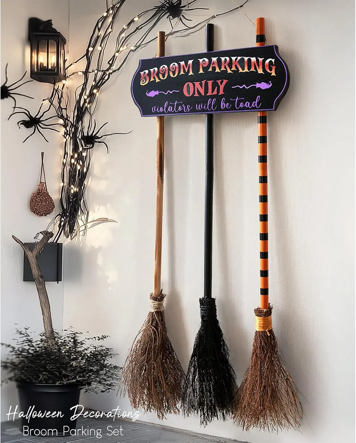 Halloween Witch Broom Parking Sign with 3 Wooden Brooms, Hocus Pocus Themed Decor, Wall-Hanging Ornament for Front Porch Home Indoor-Outdoor Party Supplies