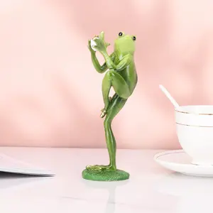 1 Piece Creative Craft Resin Frog Figurine Decor, Thrower Frog Sculpture Statue, Personalized Animal Collectible Figurines Mascot Frog Resin Crafts for Shelves Table Desk Decor