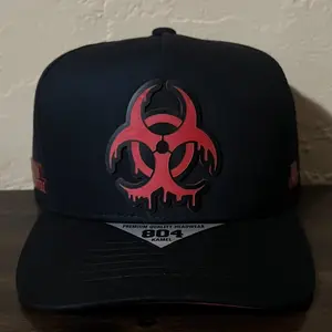 EL VIRUS RED BLACK HAT