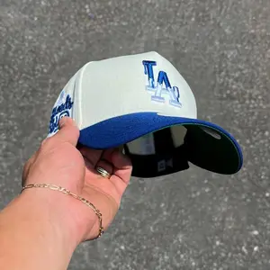 New Era Los Angeles Dodgers 9FORTY Trendy Hat – Embroidered LA Logo Snapback Baseball Cap, Adjustable Streetwear Cap for Men and Women, Classic Hip Hop Style