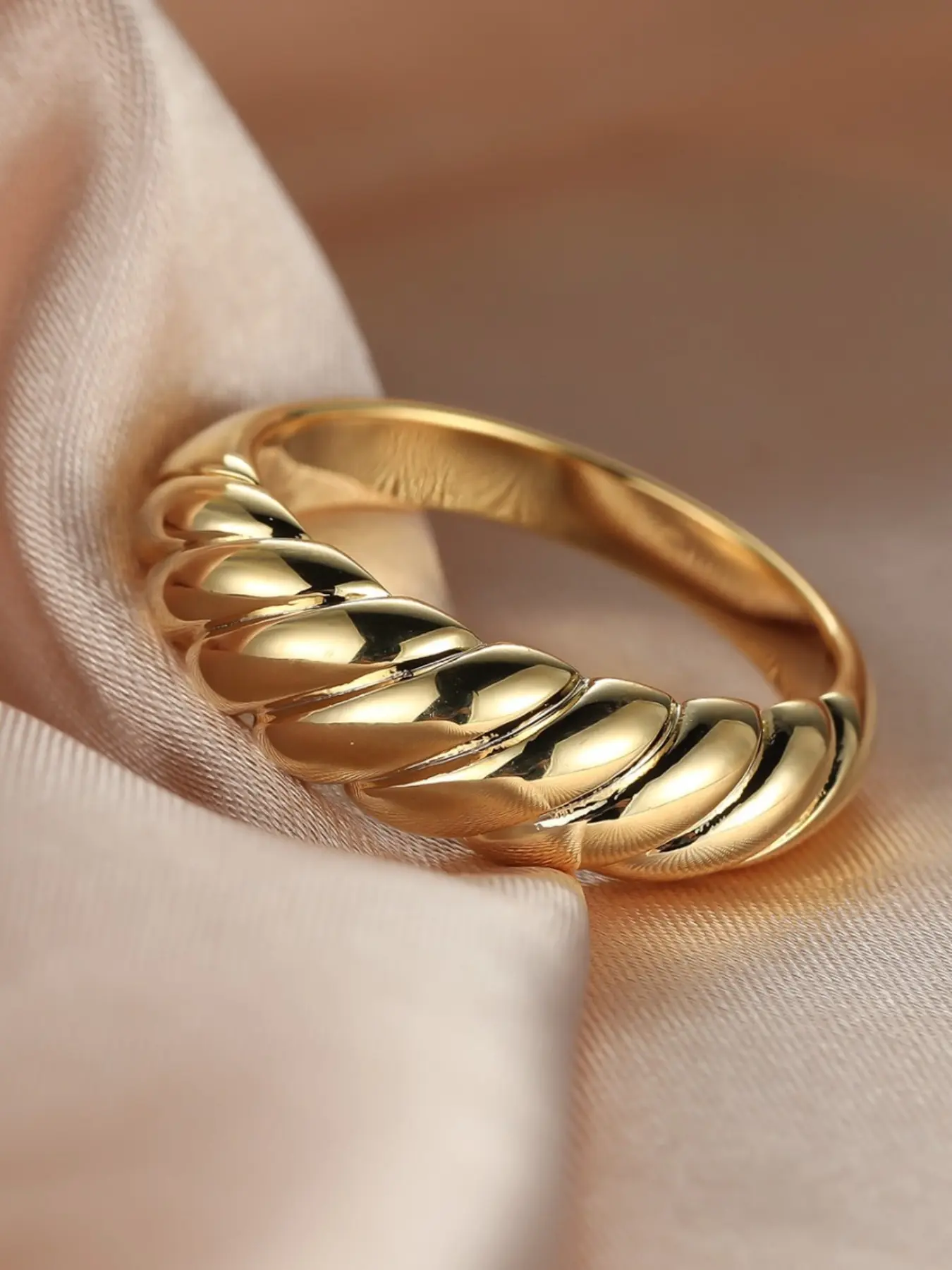 A gold-plated twisted ring, featuring a vintage gold design, suitable for everyday wear as a piece of jewelry for women attending weddings or other special occasions, Elegant Everyday Ring Beautiful Rings