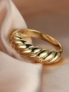 A gold-plated twisted ring, featuring a vintage gold design, suitable for everyday wear as a piece of jewelry for women attending weddings or other special occasions, Elegant Everyday Ring
