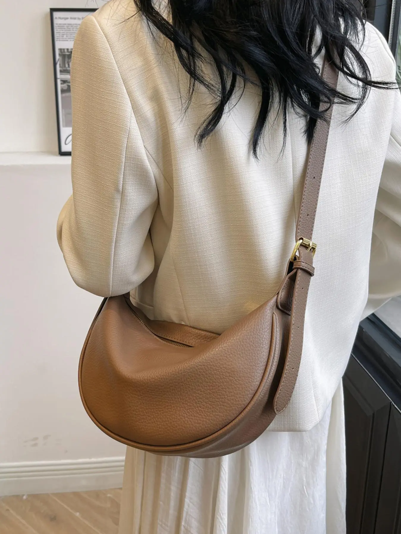 A multifunctional adjustable shoulder bag, Versatile shoulder bags, and crossbody bag suitable for casual and versatile women, with a crescent shaped design for office and daily use, suitable for commuting, shopping, dating, gatherings