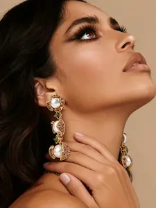 1 pair of vintage art pearl studded diamond earrings, suitable for daily wear, vacation dates, and other occasions, and also a surprising and exquisite small gift.