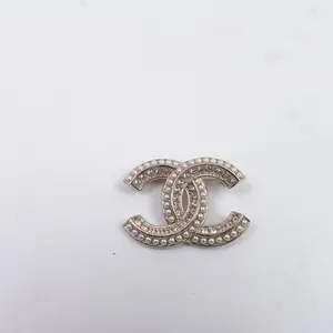 Pre-owned CHANEL Champagne Gold Tone Crystal CC Brooch T10424927