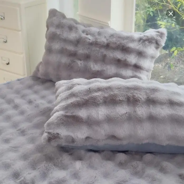 A pair of grey pillowcases, 48*74 cm.