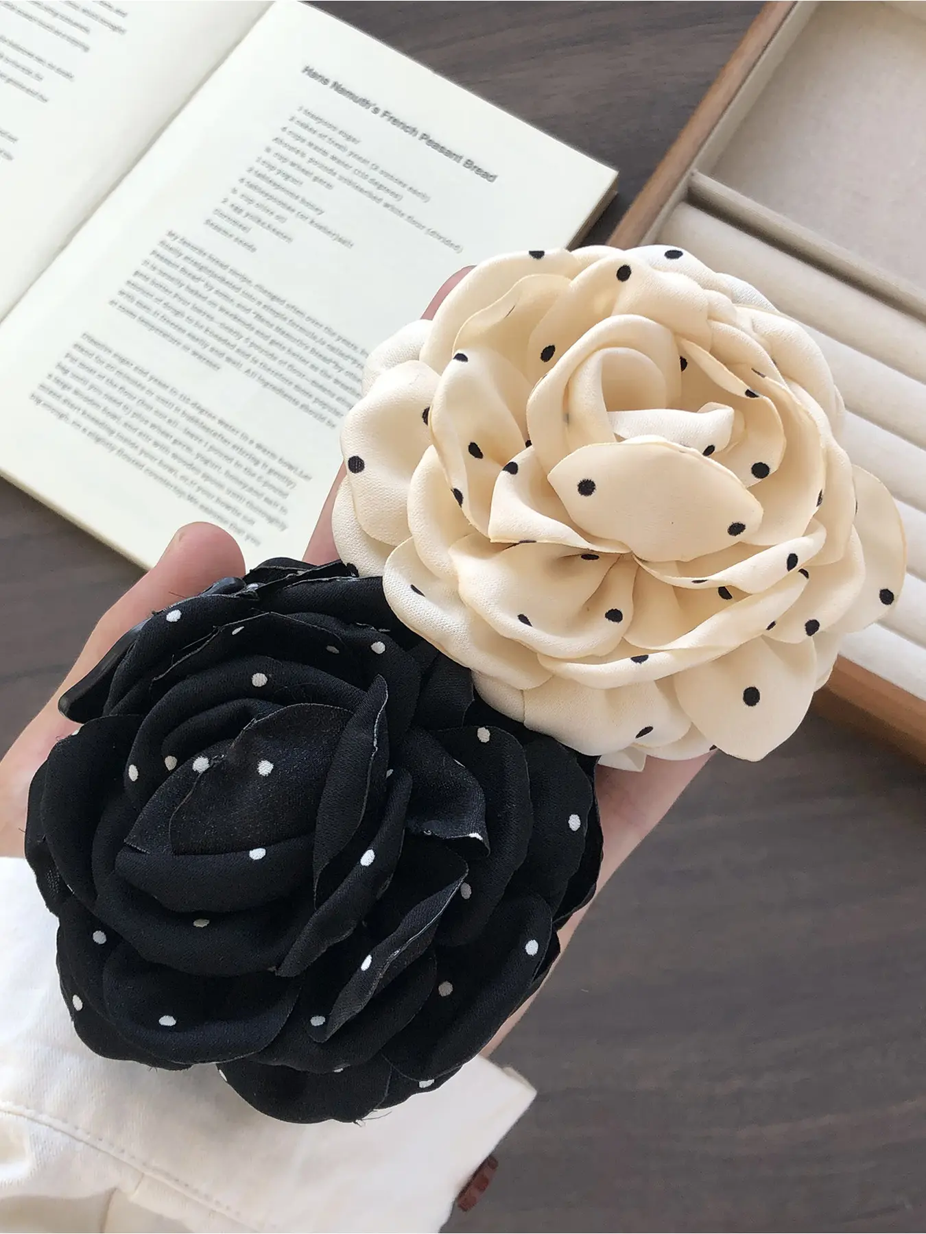 2-piece set of elegant and sweet flower shaped hair claws, Flower Hair Clips, Barrettes, for ladies with high-end temperament. The back of the head hair accessories are suitable for wearing on outings, gatherings, travels, shopping, and dates