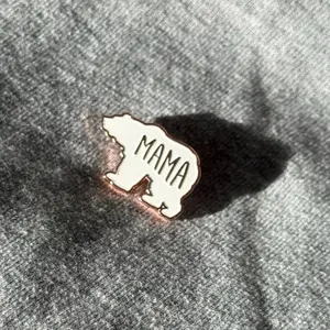 Mama Bear Enamel Pin White & Gold - Stylish Accessory for Moms