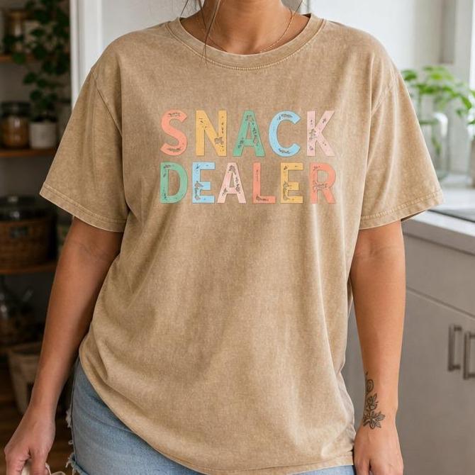 Women's Short-Sleeve Crew Neck Loose-Fit Oversize Drop Shoulder Graphic Print Casual Top - Retro Mom Life Streetwear Snack Dealer T-Shirt, Short Sleeve Tops