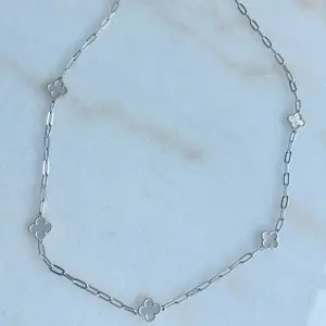 Bello y sutil flower Design Necklace with Beige Sea Pearl and Paper Clip Chain. Italian silver 925 excelente joyería fina para mujer