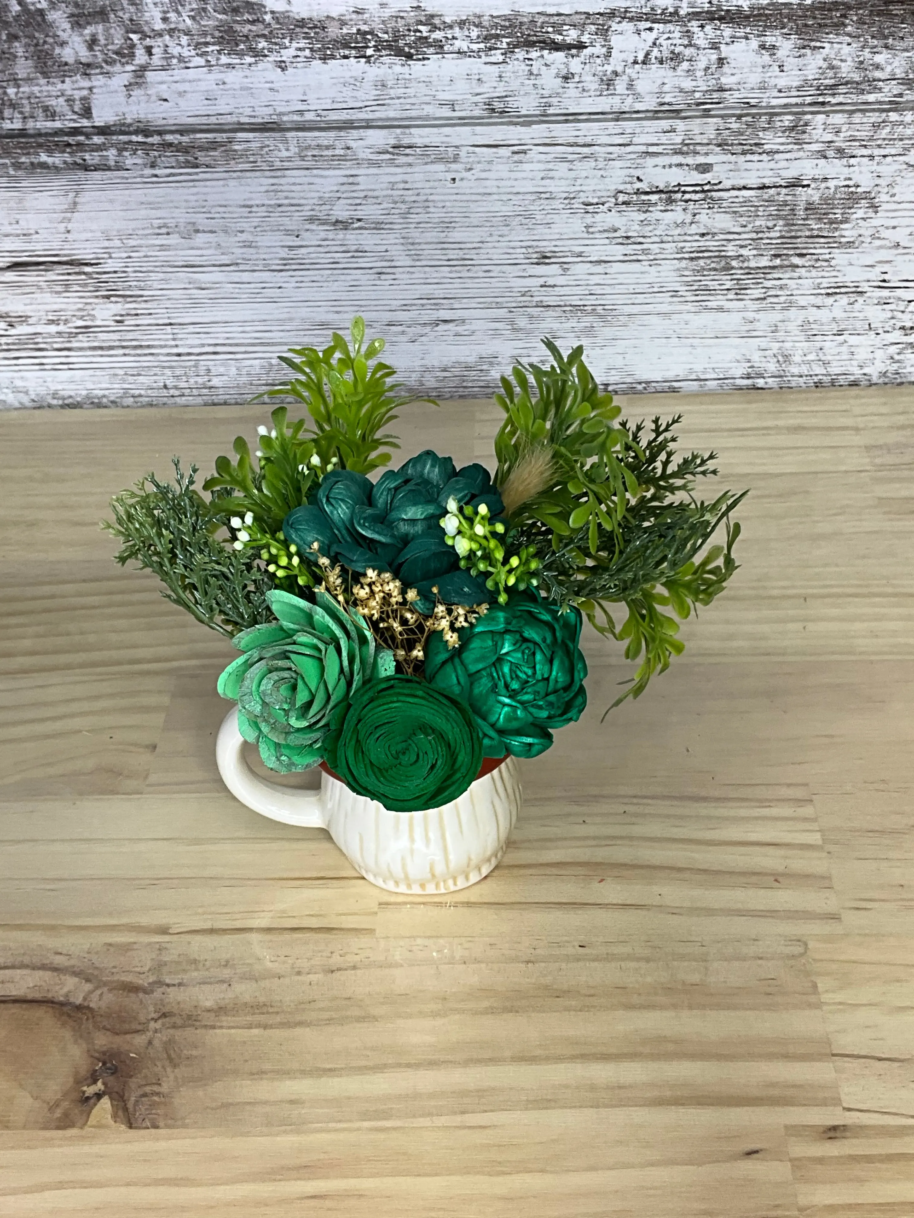 Ribbed Ceramic Mushroom Mug with Leaf-Accented Emerald Garden Eco Sola Wood Flower Arrangement, Gift-Ready Kitchenware Drinkware with Emerald Hues