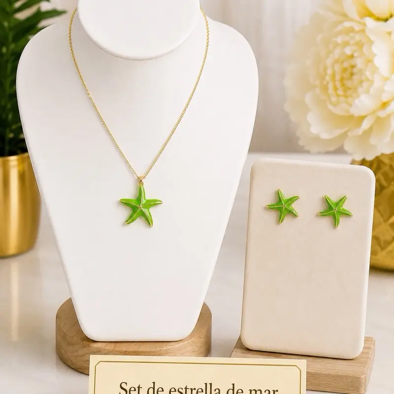 Hermoso set inspirado en el mar. Incluye una delicada cadena con dije de estrella de mar y aretes a juego en un hermoso tono verde con detalles dorados. Oro laminado 14k