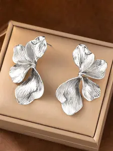 1 Pair Romantic Textured Petal Hoop Earrings For Women For Party Engagement Anniversary Jewelry, Elegant Minimalist Statement Earrings