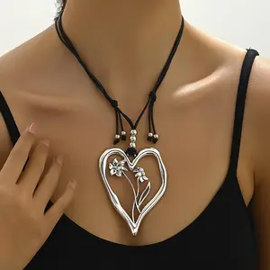 Elegant Vintage Style Large Love Heart 12 Constellation Birth Flower Pendant Necklace Daily Party Wear for Good Friends Gift Jewelry