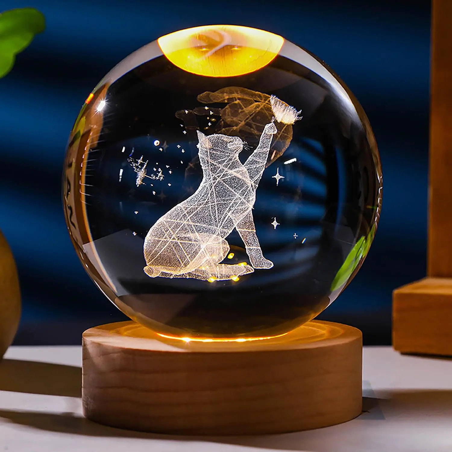 60mm 3D crystal ball cat lover gift, suitable for women and men, cat-themed compassionate little statue decoration, with a wooden lamp base. Holiday gift, birthday gift