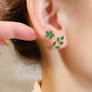 Charming Green Leaf Earrings: A Fresh and Delicate Addition to Your Look Y099