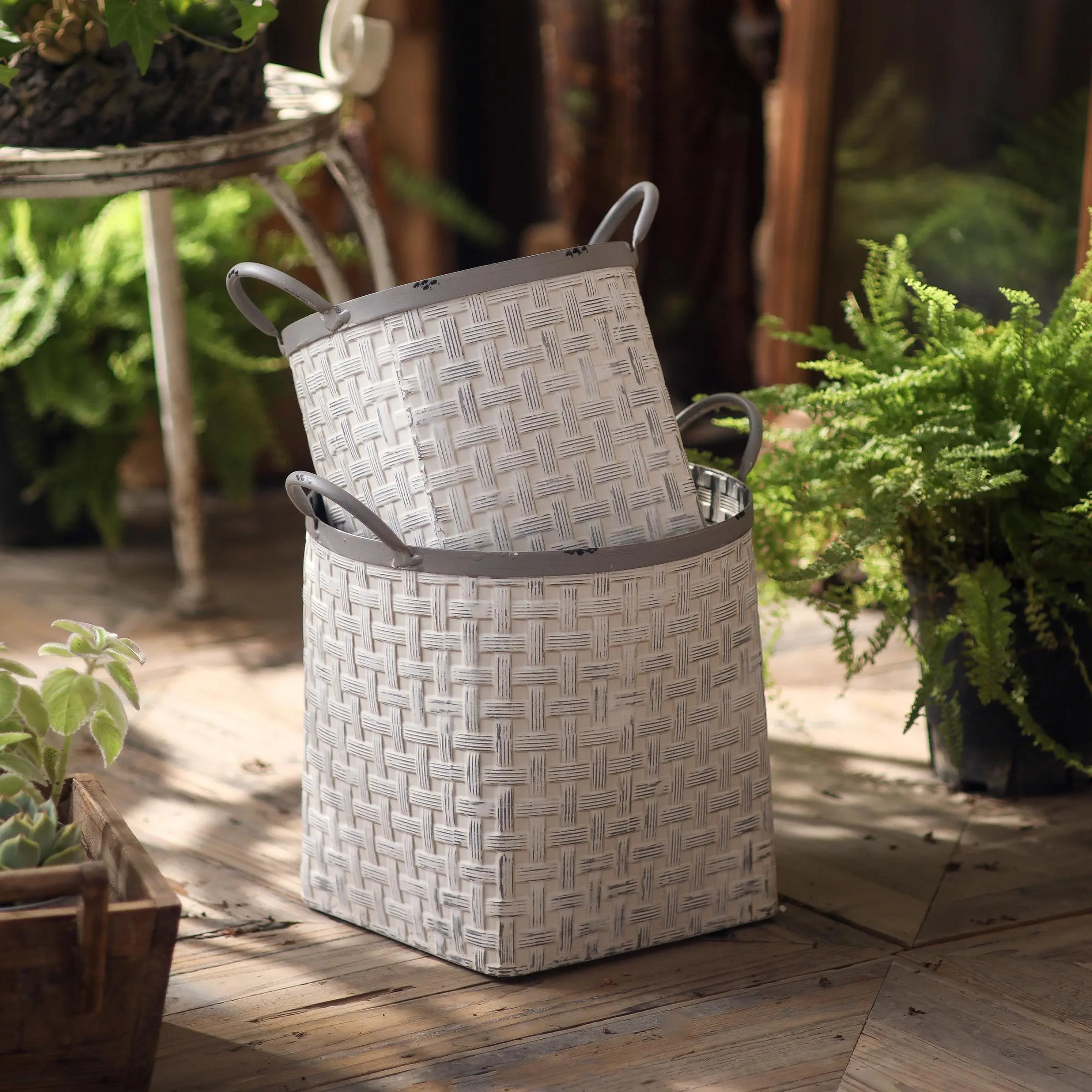 Vintage Square Iron Flower Pot with Bird Pattern, Retro Mini Bucket Planter with Rope Handle, Ideal for Indoor and Outdoor Decor