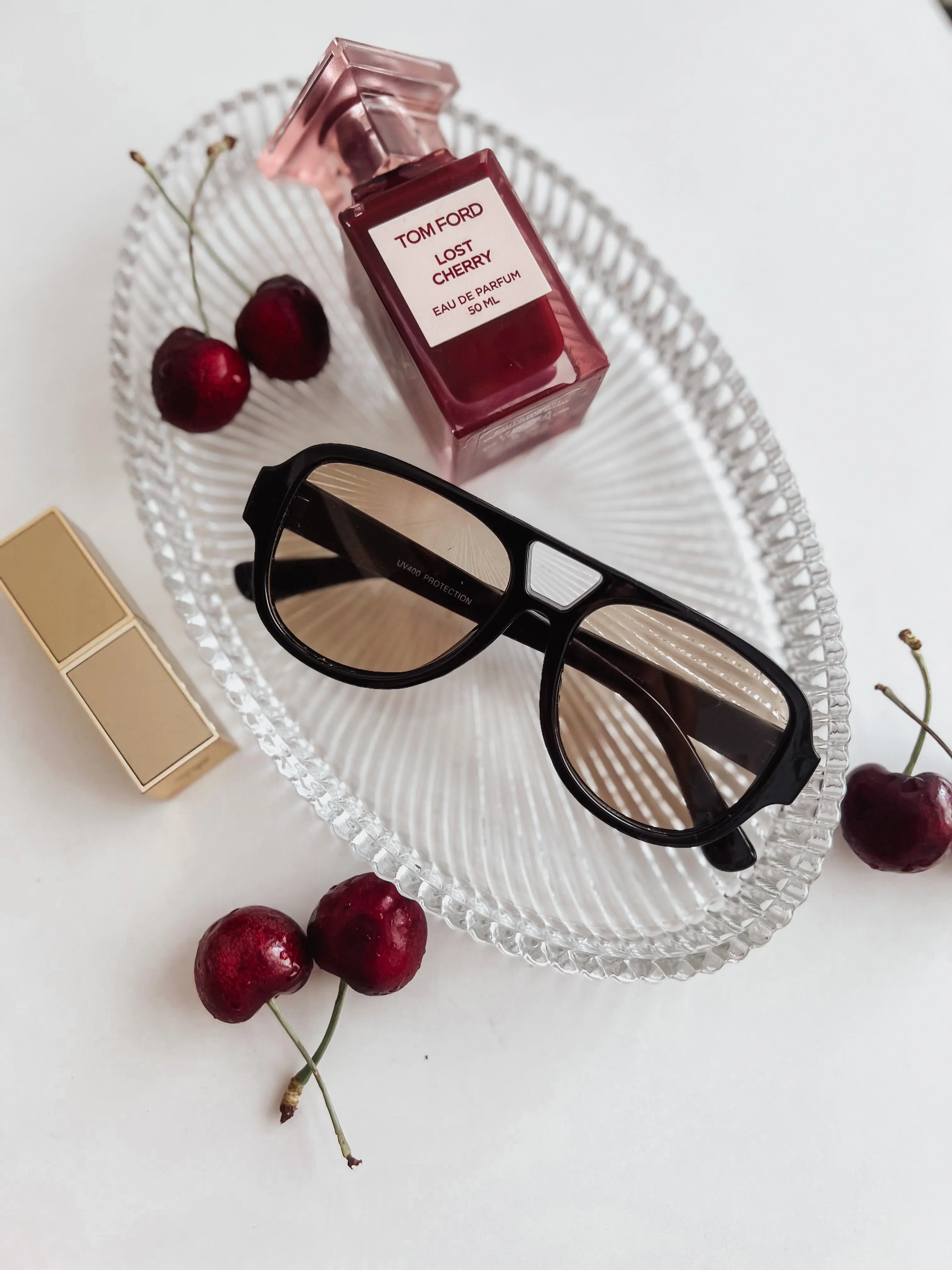 Wild Cherry Square Sunglasses - Unisex Minimalist Protective Modern Sunglasses, Fashion Glasses Women, Female Trendy Functional Fashion Accessories