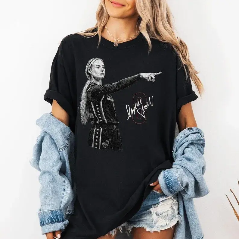 Sophie Cunningham Pointing shirt