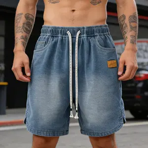 One men’s retro casual denim shorts featuring an adjustable elastic drawstring waistband and side storage pockets; suitable for summer commuting and outdoor activities.