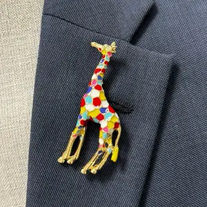 Giraffe Lapel Pin Brooch for Men and Women Elegant Wildlife Animal Brooch Suit Pin Dress Pin Colorful Design