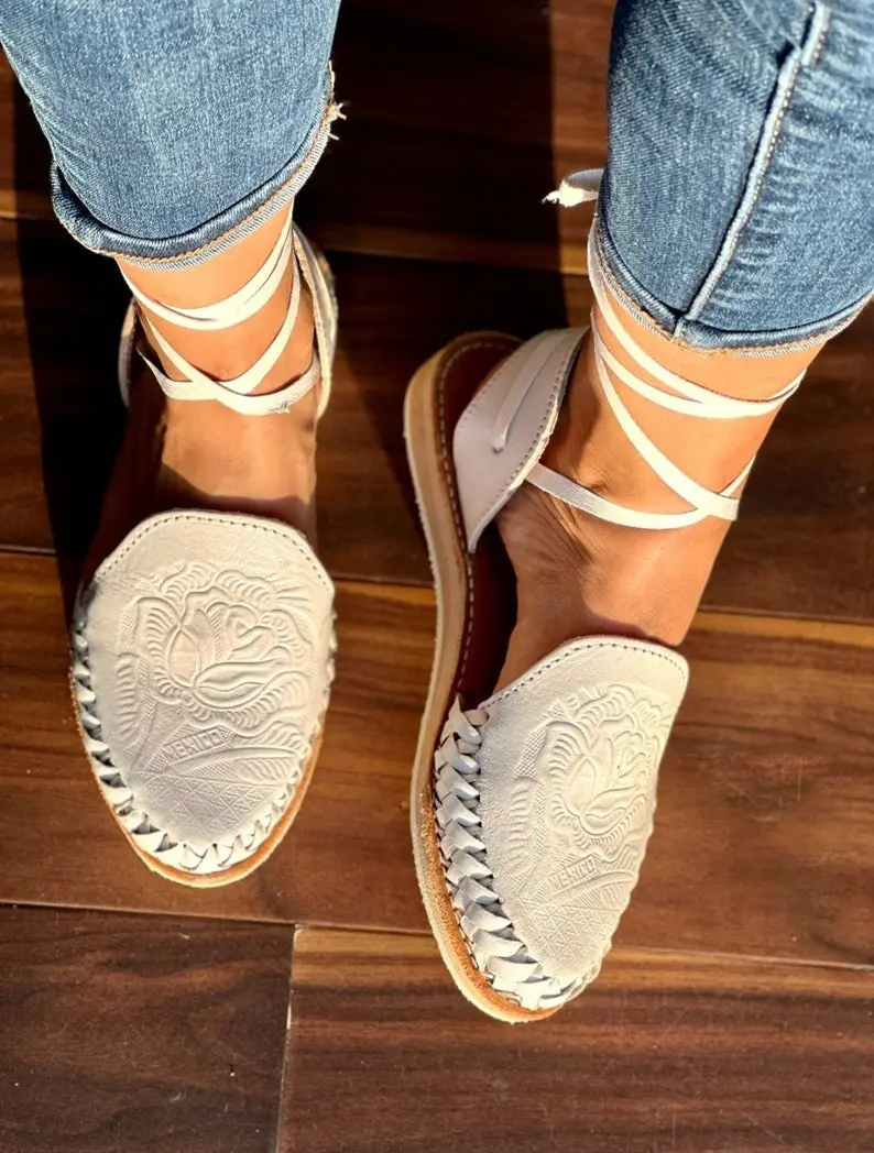 Huarache sandal Lace-up white rose tooled- white huaraches for woman- boho hippie sandals- woman sandals - white huarache woman