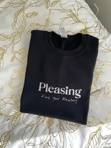 Black pleasing crewneck