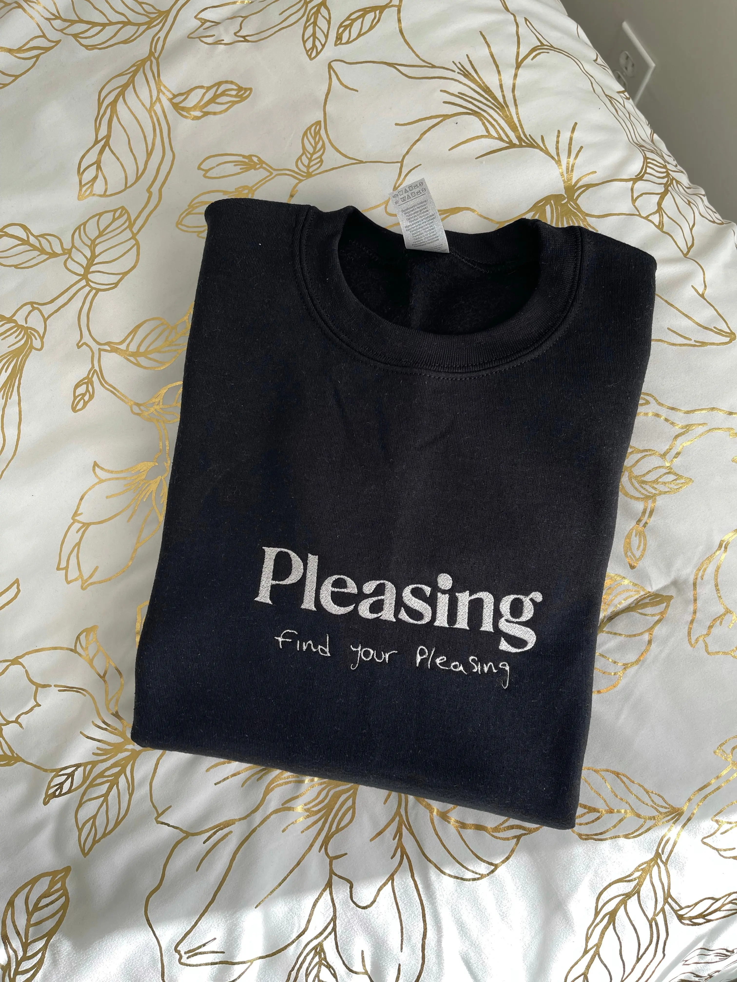 Black pleasing crewneck