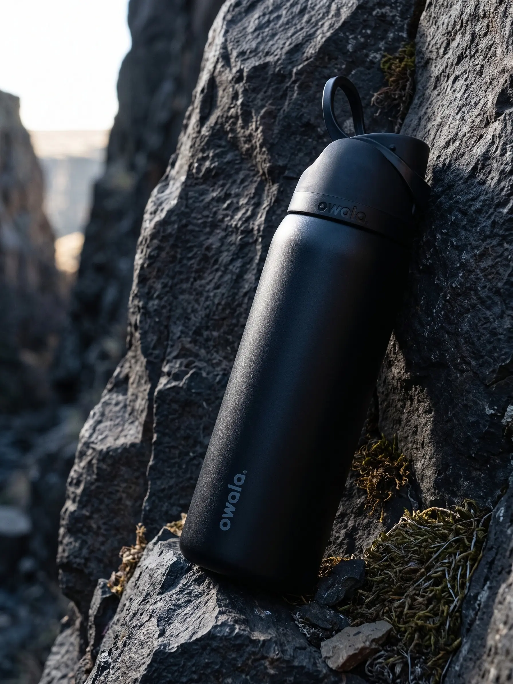 Black 32oz Insulated Water Bottle, Flip-Straw Travel Tumbler with Carry Strap, Classic Kitchen Drinkware