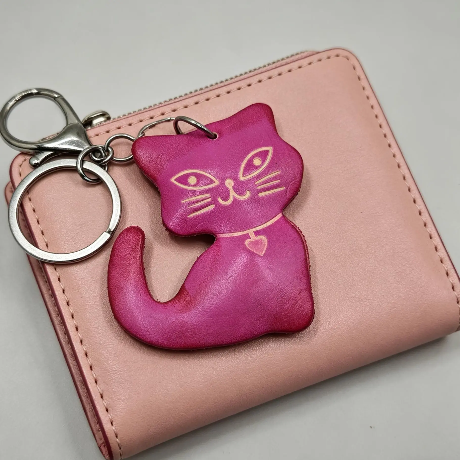 Cat Bag Pendant Keychain in Top Grain Leather, Handmade Cute Purse Charm for an Everyday Bag, Gift for Pet Lovers, Cute Purse Charms, Animal Bag Charm