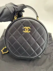 Pre-owned CHANEL 9899 Black Lambskin Round Crossbody Bag with Top Handle, 23P (Black/Gold Hardware)