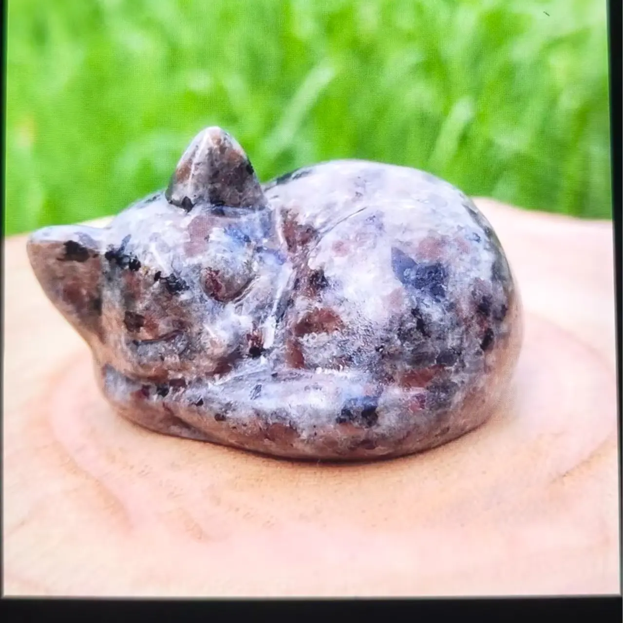 Natural Yooperlite Sleeping Cat Carving - UV Fluorescent Healing Crystal Decor, Jewelry Accessory Gift