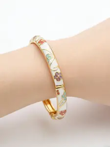 Vintage cloisonné enamel bracelet with colorful floral patterns, an elegant open bangle for women. A stylish and sweet accessory featuring retro ethnic charm, perfect for daily wear and ideal as a gift.