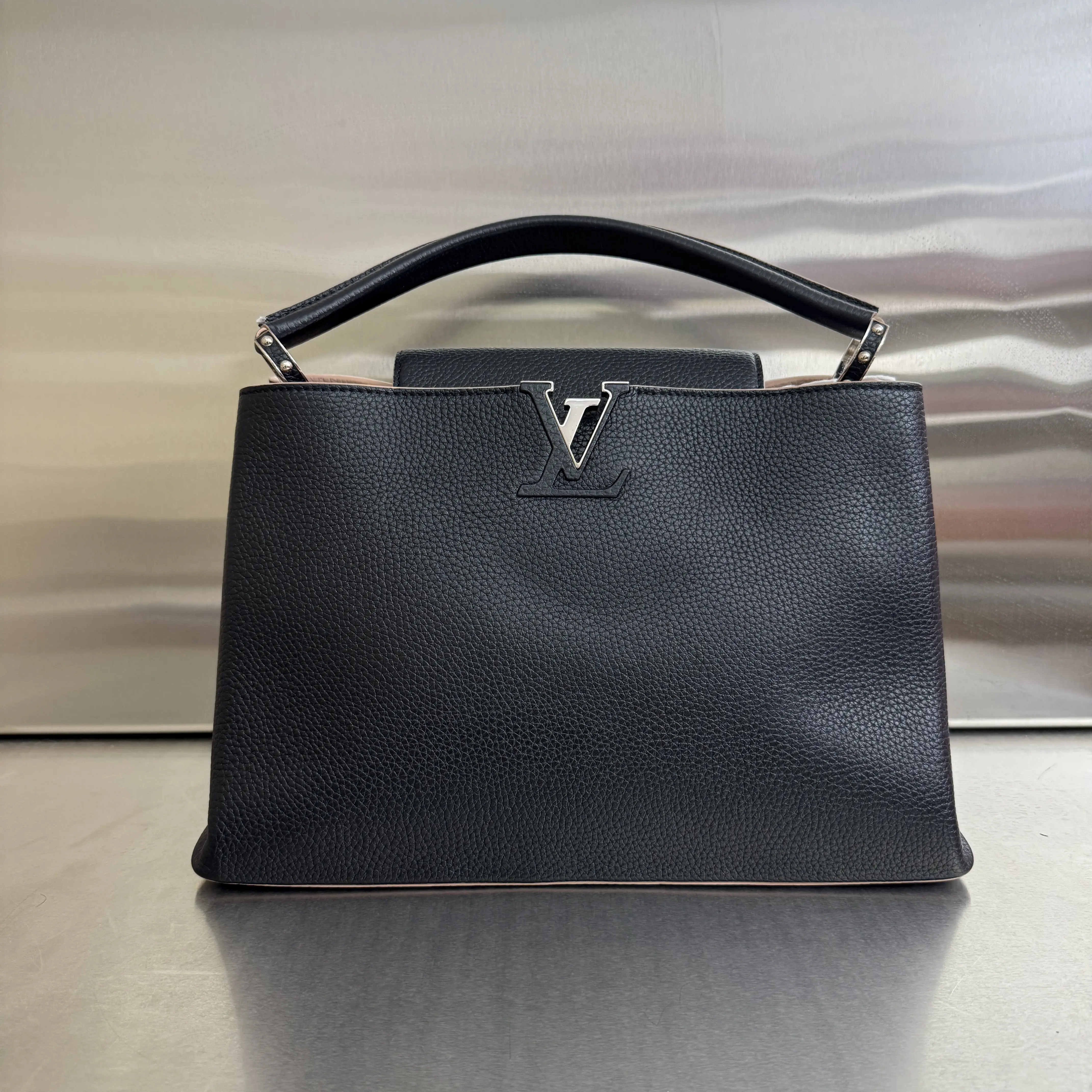 Pre-owned Calfskin Crossbody bags Louis Vuitton Capucines PM Black Leather Handbag
