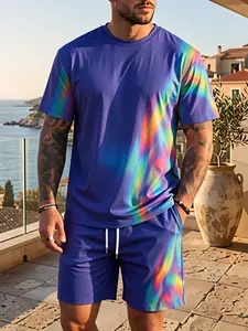 A royal blue base paired with a rainbow swirl print creates a gradient effect with a natural neon glow. This men’s loose-fit set features eye-catching colors that exude energy, making you the center of attention whether you’re by the beach or in the city