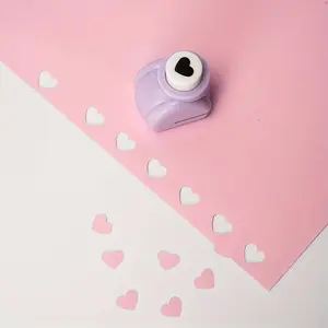 Mini heart-shaped hole puncher, suitable for DIY crafts and art projects - made of durable plastic material. Artistic supplies. The colored paper used should not be too thick. Use the same as the ordinary 8Og (3-piece set)