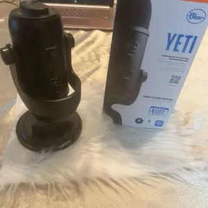 Blue Yeti Mic - Premium Multi-Pattern USB Microphone for Gaming & Streaming - Black Color - Ideal for High-Quality Audio Recording