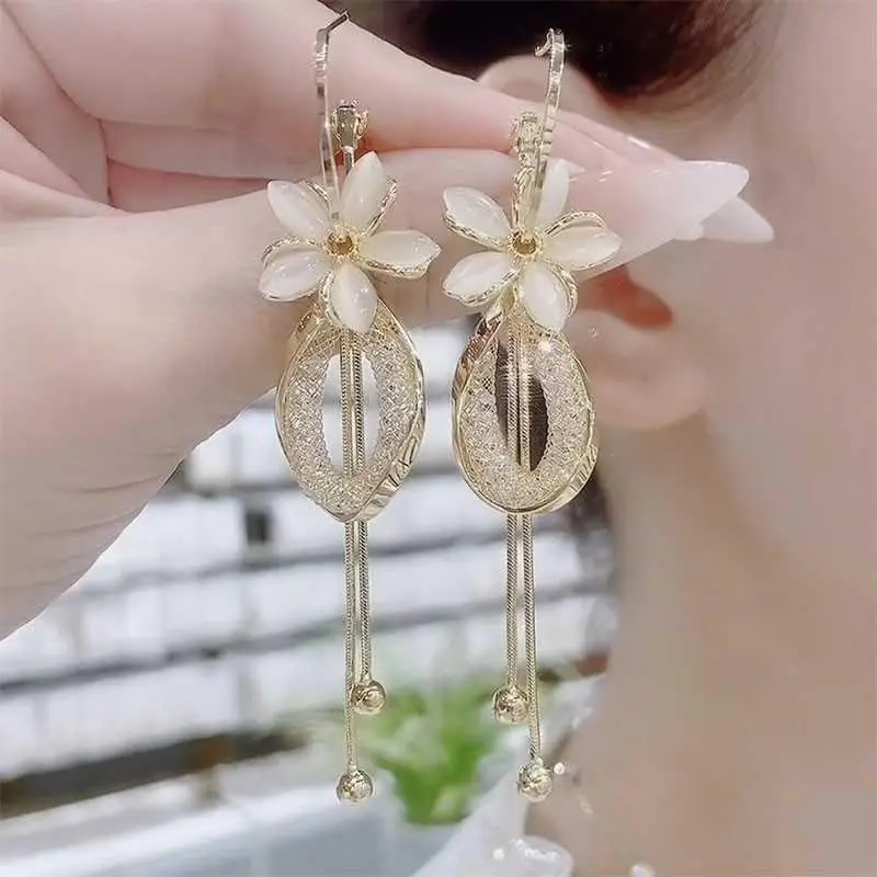 Versatile Cat's Eye Stone Petal Earrings Trendy Niche Design One Style Two Ways to Wear Geometric Tassel Ear Jewelry Ear Cuffs for Women HNAO23