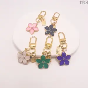 Flower Charm Keychain, Trending Floral Bag Pendant for Women Men, Minimalist Cute Fashion Accessory, Durable Decorative Key Hook for Car Keys Purse Backpack, Ideal Daily Wear & Holiday Gift Ornament