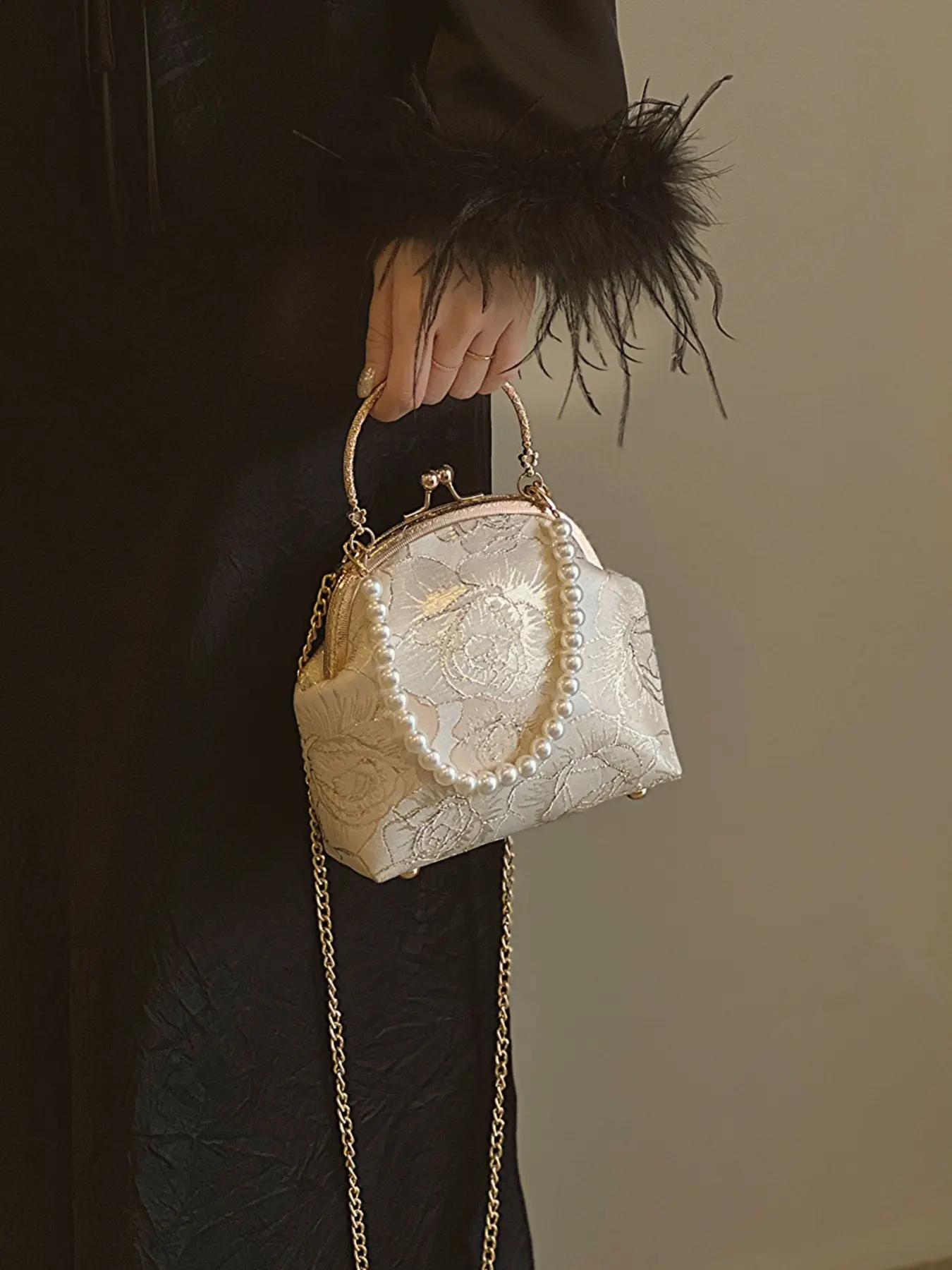 Vintage style handbag, Vintage Purse, with jacquard texture embellishment, pearl decorative chain, circular handle paired with long chain shoulder strap, beige color, suitable for various formal and casual dressing scenes