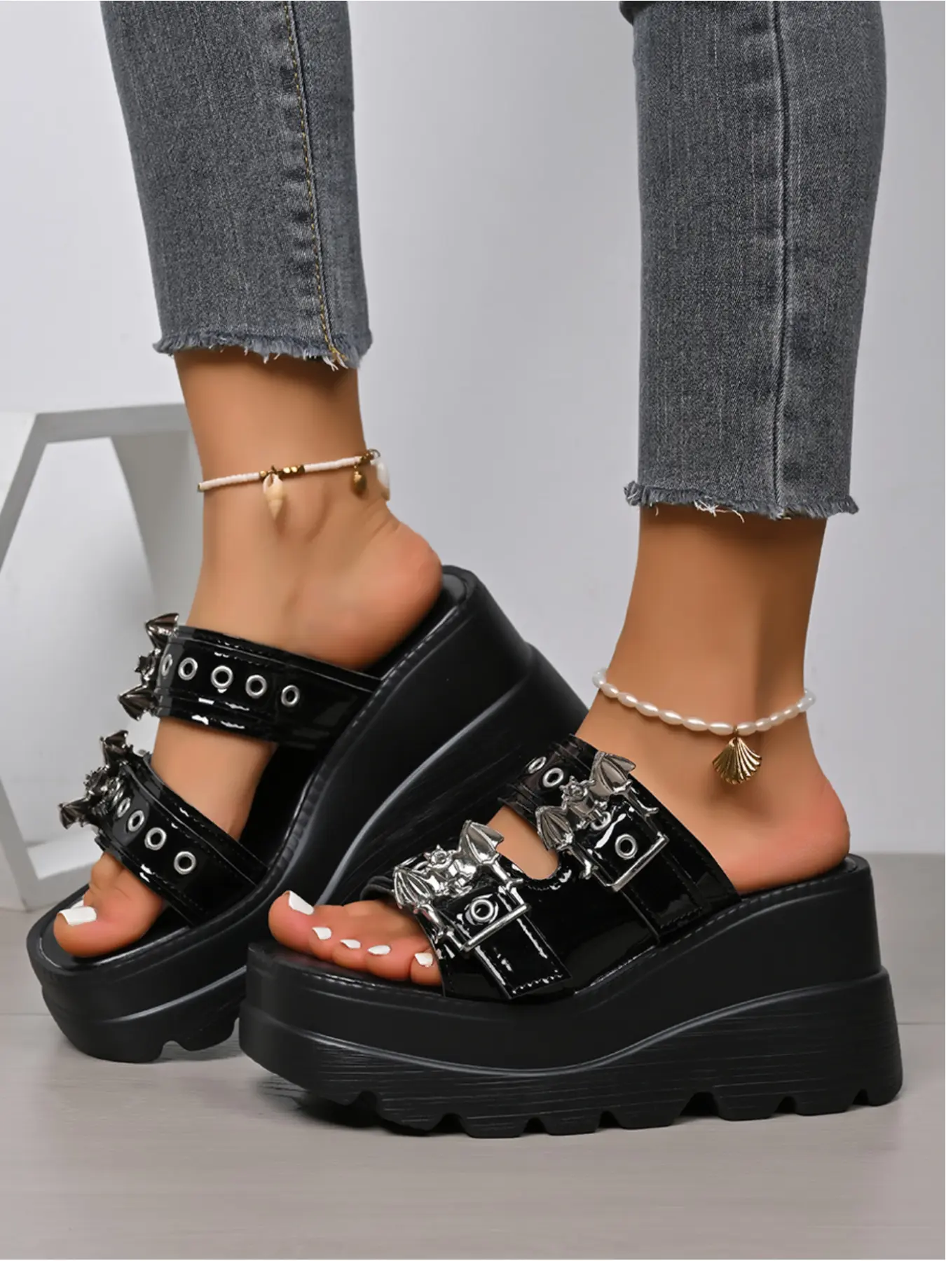 New Women's Gothic Bat Decor Platform Slides, Fashionable Pu Slides, Black Patent Leather Double Buckle Wedge Heel Sandals, Punk Chunky Platform Sandals for Goth Emo Alternative Fashion, Open Toe Sandals, Fashionable Wedge Shoes