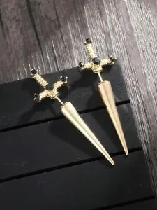 Fashionable and personalized metal sparkling diamond Gothic sword detachable earrings are suitable for daily wear, vacation dates, and other occasions, and are also a surprising and exquisite small gift